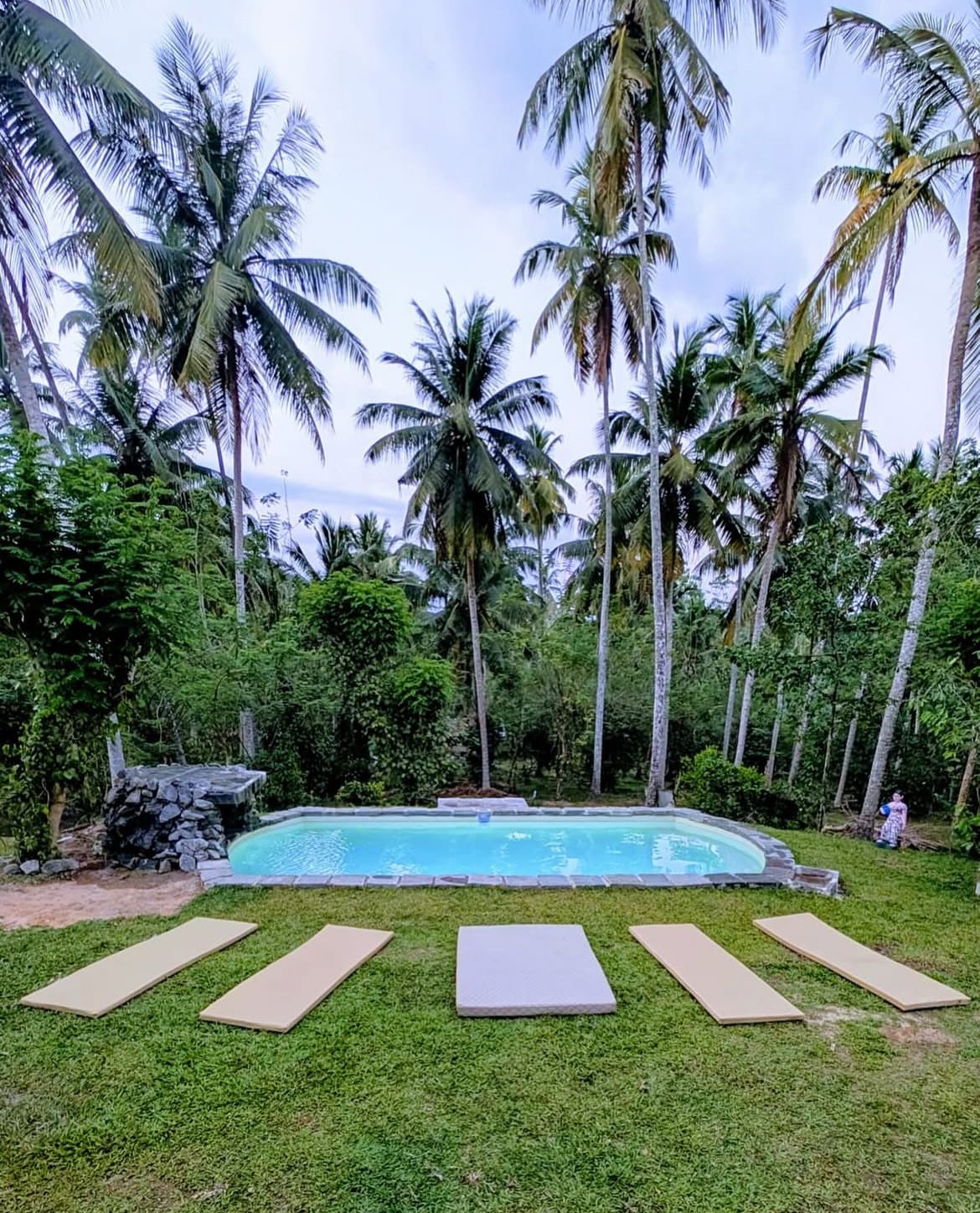 Poolside immersive meditation
